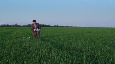 İş adamı yeşil alan, serbest çalışma ve iş konsepti, yeşil çimen ve mavi gökyüzü hakkında raporlar topluyor