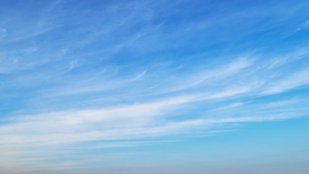明るい空のタイムラプス背景に美しい雲 — ストック動画