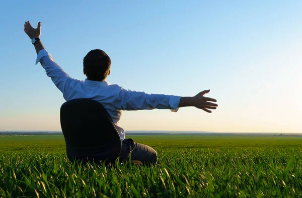 Geschäftsmann Sitzt Bürostuhl Auf Einem Feld Und Ruht Sich Aus — Stockfoto