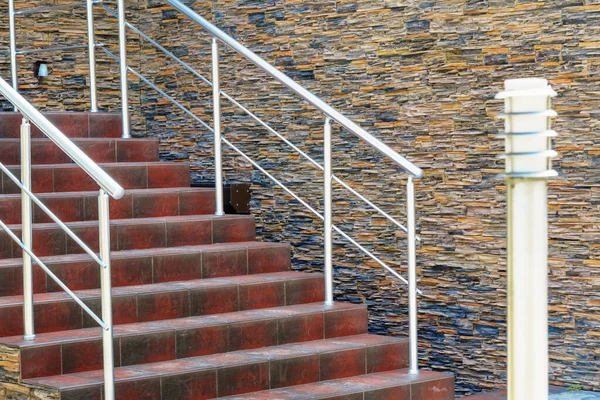 Escalier Moderne Avec Mains Courantes Marches Menant Entrée Bâtiment Mur — Photo