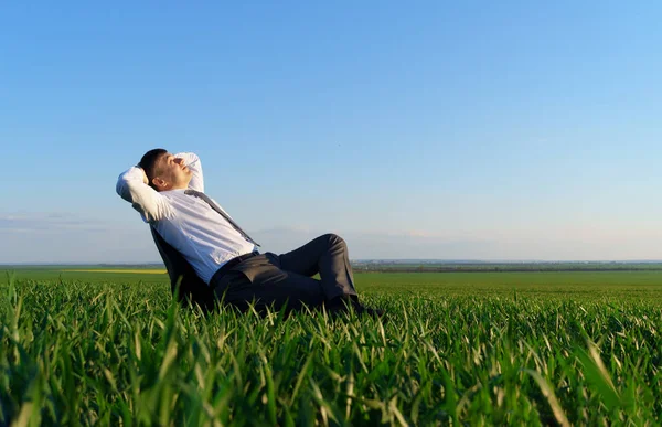 Geschäftsmann Sitzt Bürostuhl Auf Einem Feld Und Ruht Sich Aus — Stockfoto