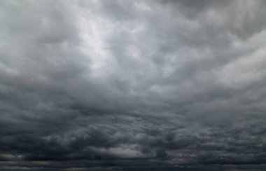 Güzel, karanlık, dramatik gökyüzü fırtınalı bulutlarla yağmurdan önce