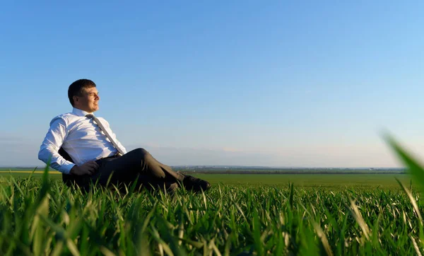 Geschäftsmann Sitzt Bürostuhl Auf Einem Feld Und Ruht Sich Aus — Stockfoto