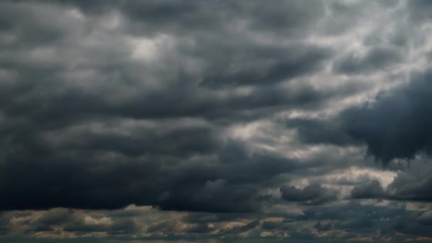 雨の前に嵐の雲の時間の経過と美しい暗い劇的な空 — ストック動画