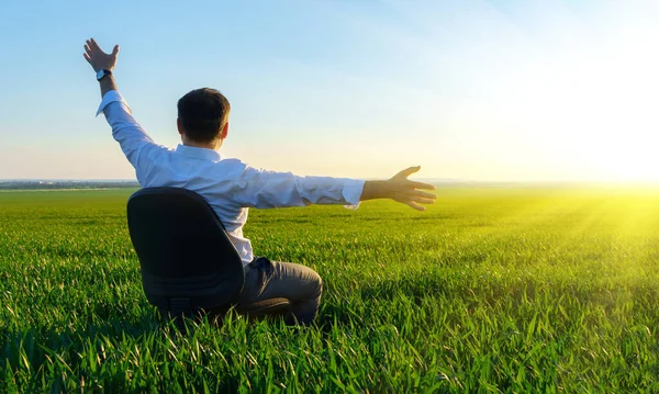 Geschäftsmann Sitzt Bürostuhl Auf Einem Feld Und Ruht Sich Aus — Stockfoto