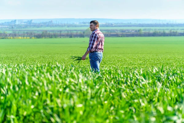 Homem Como Agricultor Que Caminha Longo Campo Vestido Com Uma — Fotografia de Stock