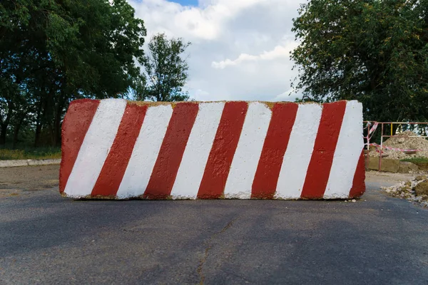 Blok Betonowy Czerwono Białymi Liniami Paskowymi Jako Blokada Drogi Ruch — Zdjęcie stockowe