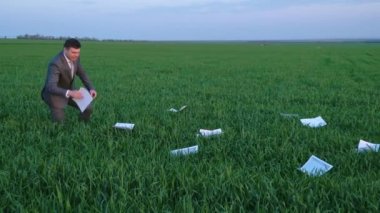 İş adamı yeşil alan, serbest çalışma ve iş konsepti, yeşil çimen ve mavi gökyüzü hakkında raporlar topluyor