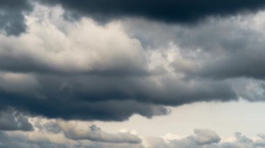Güzel, karanlık, dramatik gökyüzü, fırtınalı bulutlar, zaman yağmurdan önce akıp gidiyor. 