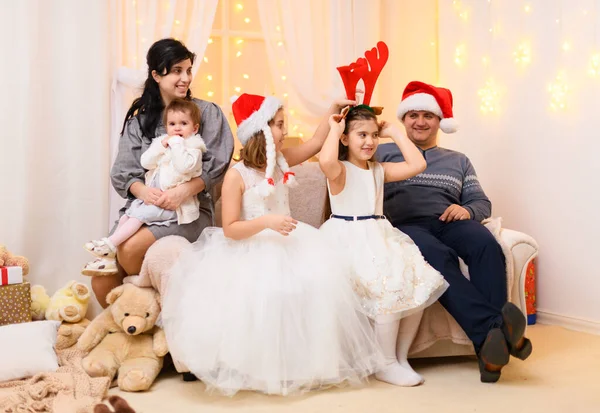 快乐的大家族肖像画 父母和孩子们在家里用节日彩灯和礼物装饰着 戴着圣诞礼帽庆祝新年 — 图库照片
