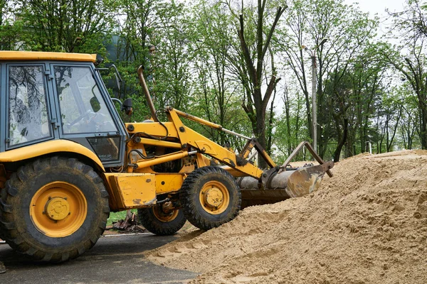 Arbeten Med Traktor Eller Bulldozer Med Sandhög För Byggändamål — Stockfoto