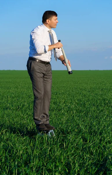 Uomo Affari Posa Con Cannocchiale Campo Verde Guarda Idea Qualcosa — Foto Stock