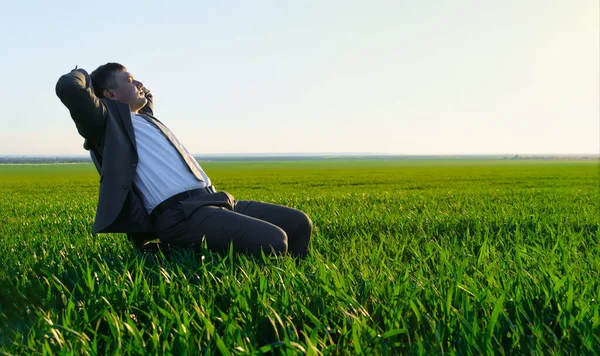 Geschäftsmann Sitzt Bürostuhl Auf Einem Feld Und Ruht Sich Aus — Stockfoto