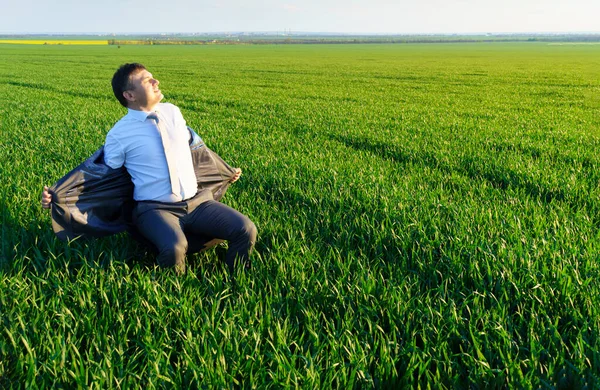 Uomo Affari Siede Una Sedia Ufficio Campo Riposa Freelance Concetto — Foto Stock