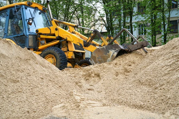 Tractor Excavadora Trabaja Con Una Pila Arena Para Construcción — Foto de Stock