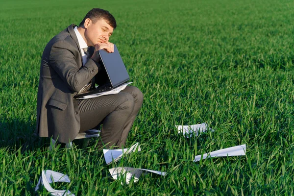 Businessman Works Green Field Freelance Business Concept Green Grass Blue — Stock Photo, Image