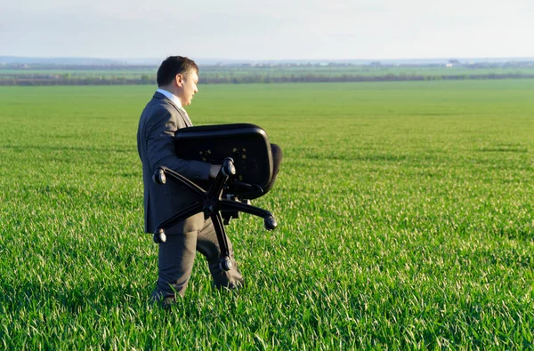 Empresario Lleva Una Silla Oficina Campo Para Trabajar Freelance Concepto — Foto de Stock