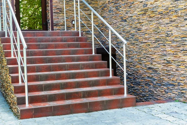 Escalier Moderne Avec Mains Courantes Marches Menant Entrée Bâtiment Mur — Photo