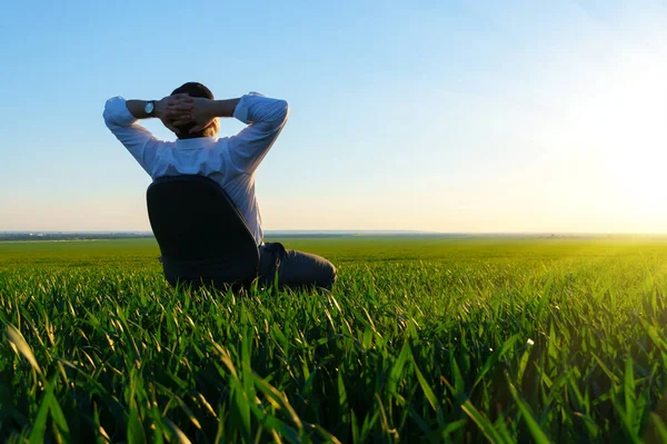 Geschäftsmann Sitzt Bürostuhl Auf Einem Feld Und Ruht Sich Aus — Stockfoto