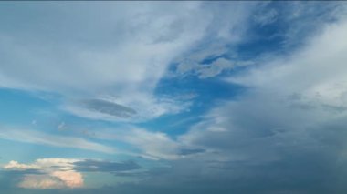 Parlak gökyüzü zamanı, arka plan olarak güzel bulutlar.