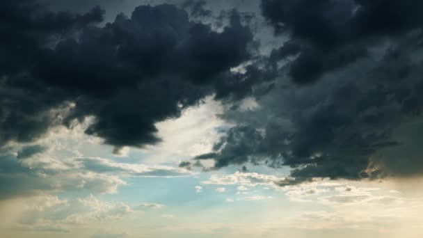 雨の前に嵐の雲の時間の経過と美しい暗い劇的な空 — ストック動画