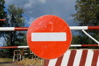 Yol tabelası - trafik yasaktır, yol bakım için kapalıdır