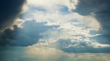 Parlak gökyüzü zamanı, arka plan olarak güzel bulutlar.