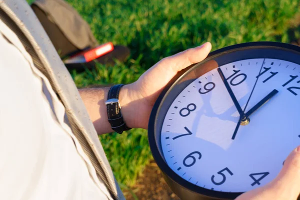 Hombre Negocios Tiene Reloj Oficina Campo Con Césped Verde Concepto — Foto de Stock