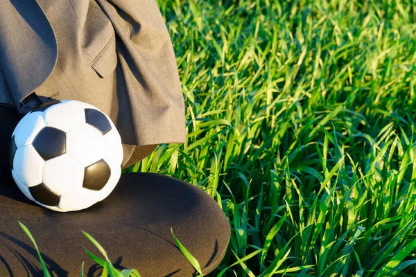Bürostuhl Fußball Und Jacke Auf Der Grünen Wiese Geschäfts Und — Stockfoto