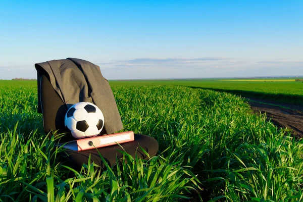 Bürostuhl Fußball Und Jacke Auf Der Grünen Wiese Geschäfts Und — Stockfoto