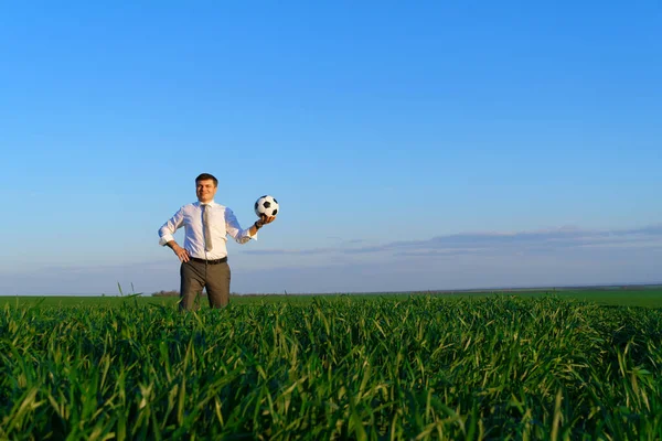 Geschäftsmann Posiert Mit Fußballball Auf Grünem Rasen Freiberuflich Sport Und — Stockfoto