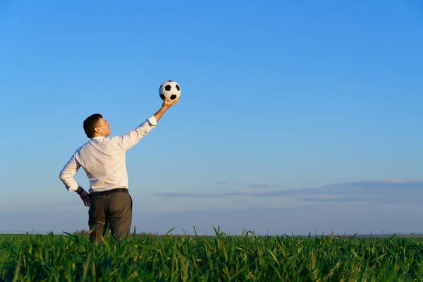 Geschäftsmann Posiert Mit Fußballball Auf Grünem Rasen Freiberuflich Sport Und — Stockfoto