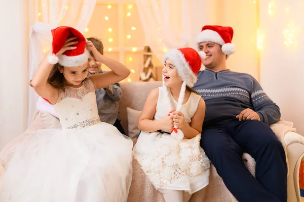 Retrato Família Pais Crianças Casa Interior Decorado Com Luzes Férias — Fotografia de Stock