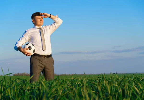 Adamı Yeşil Çimenlik Alanda Futbol Topuyla Poz Veriyor Serbest Çalışma — Stok fotoğraf