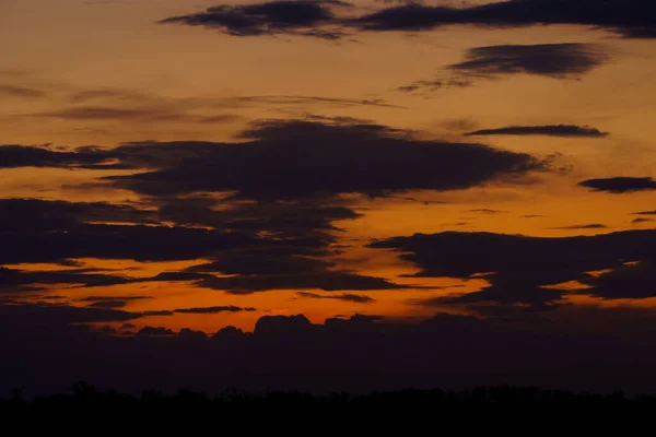 Kaunis Auringonlasku Taivas Kirkas Auringonvalo Siluetti Pilvien Tausta — kuvapankkivalokuva