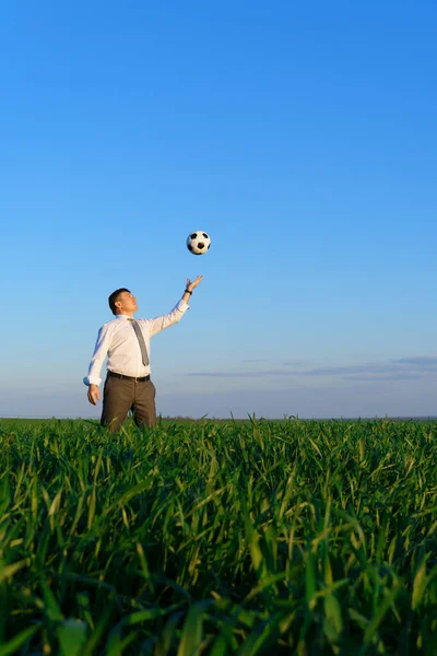 Geschäftsmann Posiert Mit Fußballball Auf Grünem Rasen Freiberuflich Sport Und — Stockfoto