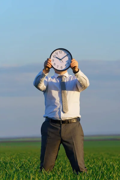 Hombre Negocios Tiene Reloj Oficina Campo Con Césped Verde Negocio — Foto de Stock