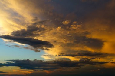 Güzel gün batımı gökyüzü, parlak güneş ışığı ve arka plan olarak bulutların silueti.