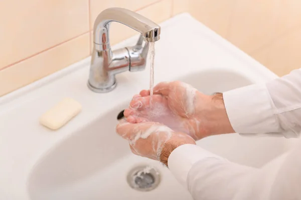 Lavado Manos Con Jabón Gel Bajo Agua Corriente Lavabo Limpieza — Foto de Stock