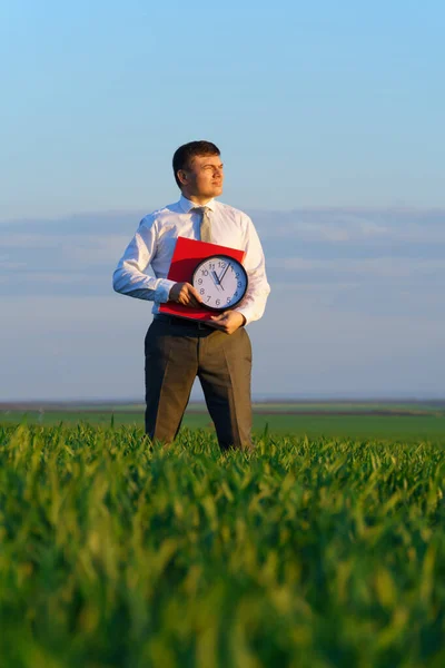 Hombre Negocios Tiene Reloj Oficina Una Carpeta Roja Campo Con — Foto de Stock