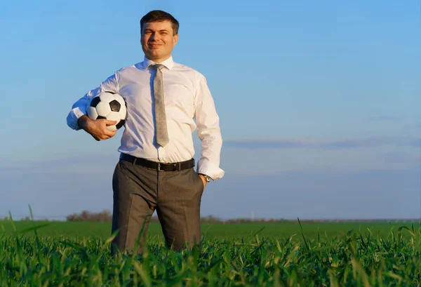 Geschäftsmann Posiert Mit Fußballball Auf Grünem Rasen Freiberuflich Sport Und — Stockfoto