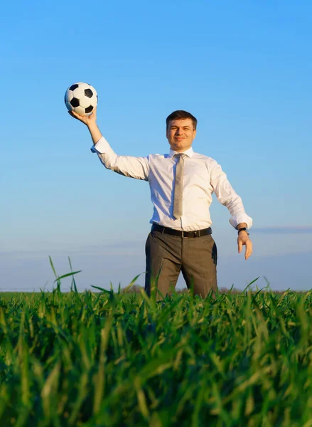 Geschäftsmann Posiert Mit Fußballball Auf Grünem Rasen Freiberuflich Sport Und — Stockfoto