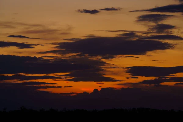 Kaunis Auringonlasku Taivas Kirkas Auringonvalo Siluetti Pilvien Tausta — kuvapankkivalokuva