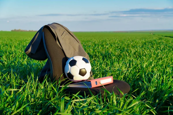 Bürostuhl Fußball Und Jacke Auf Der Grünen Wiese Geschäfts Und — Stockfoto