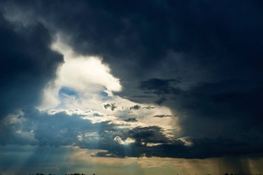 Güzel, karanlık, dramatik gökyüzü. Güneş ışığı ve bulutlar arka planda.