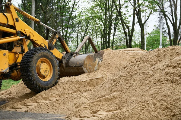 Trator Bulldozer Obras Com Uma Pilha Areia Para Construção — Fotografia de Stock