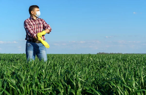 Homem Como Fazendeiro Posa Campo Vestido Com Uma Camisa Xadrez — Fotografia de Stock