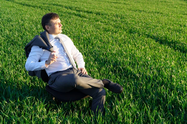 Geschäftsmann Sitzt Bürostuhl Auf Einem Feld Und Ruht Sich Aus — Stockfoto