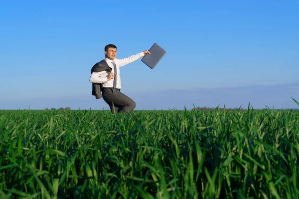 Hombre Negocios Trabaja Campo Verde Freelance Concepto Negocio Hierba Verde — Foto de Stock