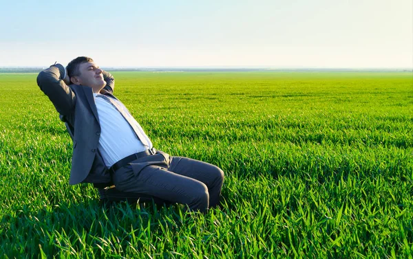 Empresário Senta Uma Cadeira Escritório Campo Descansa Freelance Conceito Negócios — Fotografia de Stock